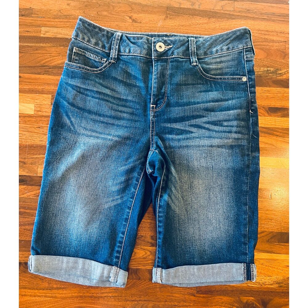 St John’s Bay Women’s Size 4 Denim Bermuda Shorts Cuffed Medium Wash